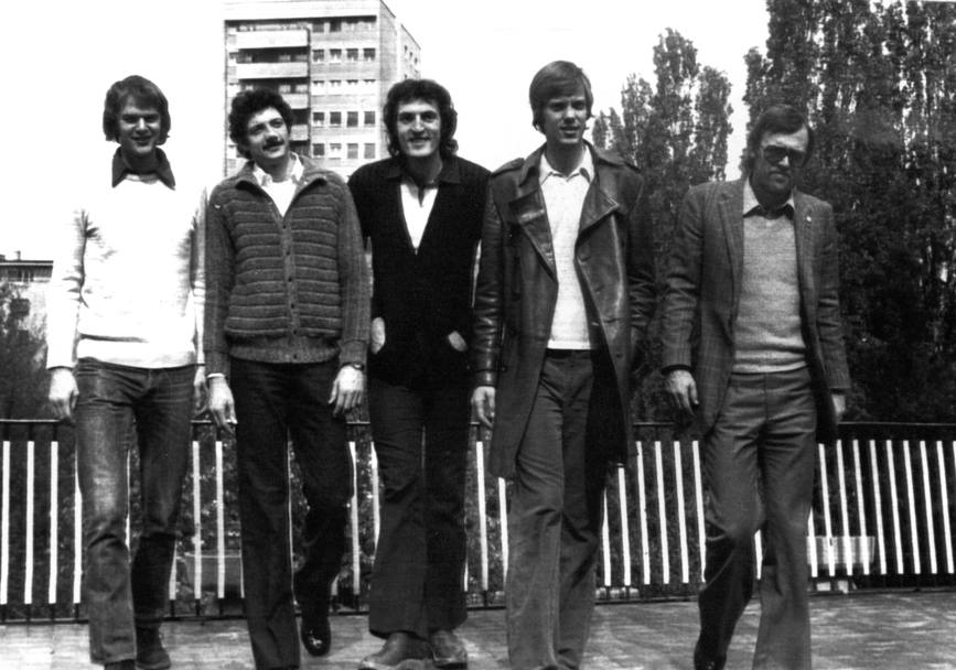 Belgrado, 6 aprile 1977: Bob Morse, Ivan Bisson, Dino Meneghin, Aldo Ossola sulla terrazza del Metropol Hotel in attesa della finale , persa 78-77, con il Maccabi Tel Aviv (Ap)